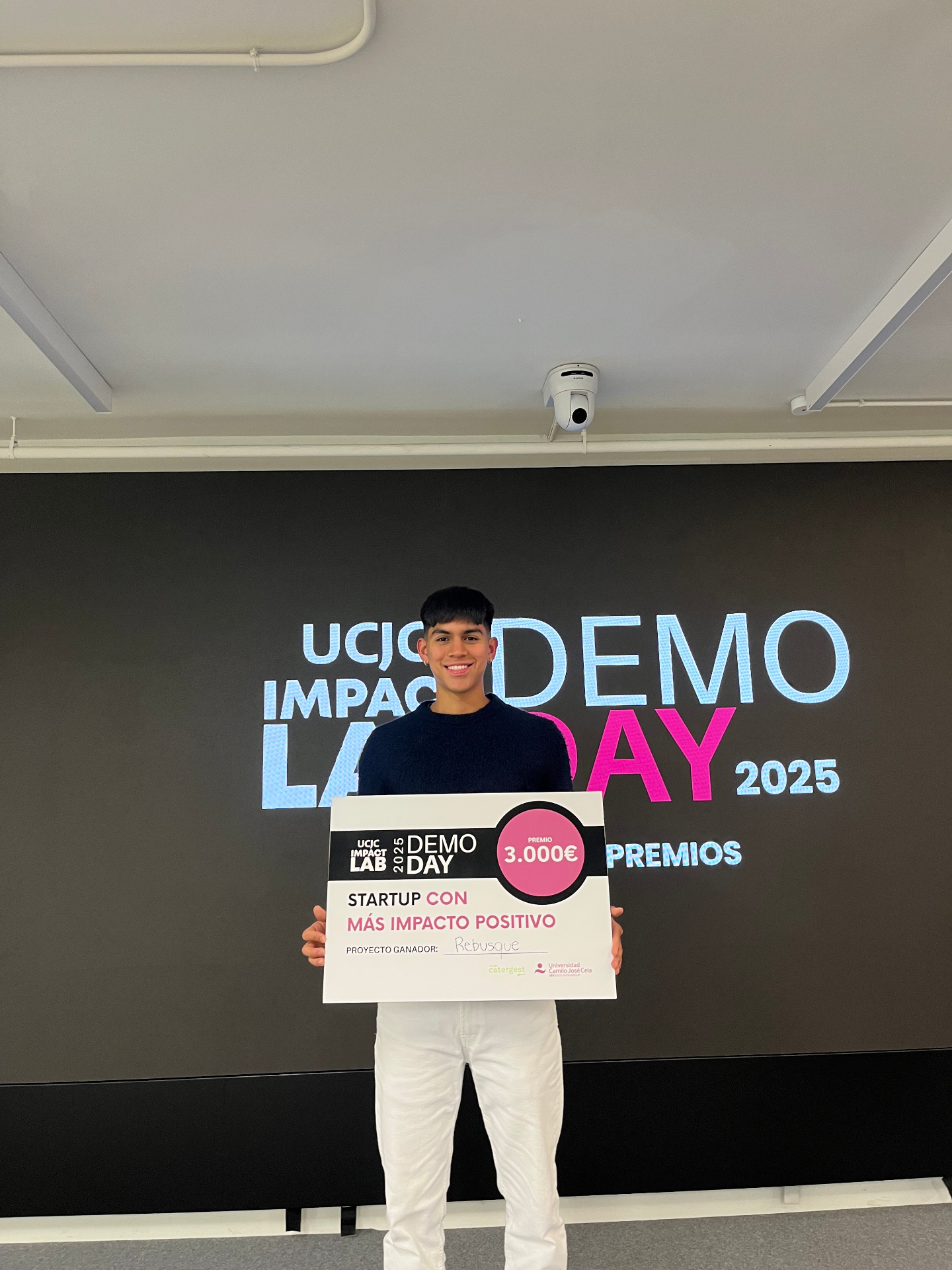 Fundador de ReBusque recibiendo el premio en el Demo Day 2025 de UCJC Impact Lab